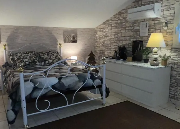 Chez Chris Mare & Macchia Homestay *